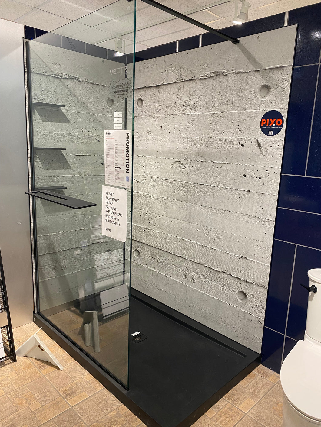 DOUCHE 60 X 36 AVEC ECRAN DE DOUCHE ET MUR PIXO