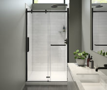 Charger l&#39;image dans la galerie, Halo Pro Porte de douche avec porte-serviette coulissante 44 ½-47 x 78 ¾ po, 8 mm pour Installation en alcôve avec verre clair